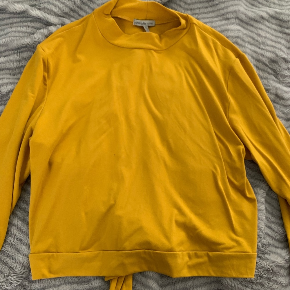 Long sleeve tee with cut out back. Size: XL